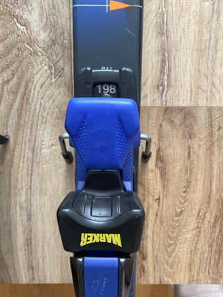 Esquís Rossignol con fijaciones Marker