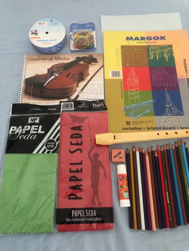 Lotto di materiale scolastico: matite, colla, righelli.