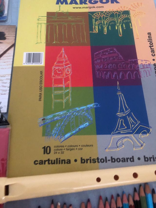 Lotto di materiale scolastico: matite, colla, righelli.