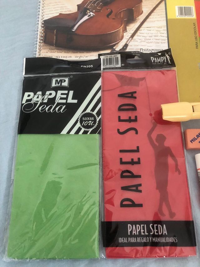 Lotto di materiale scolastico: matite, colla, righelli.