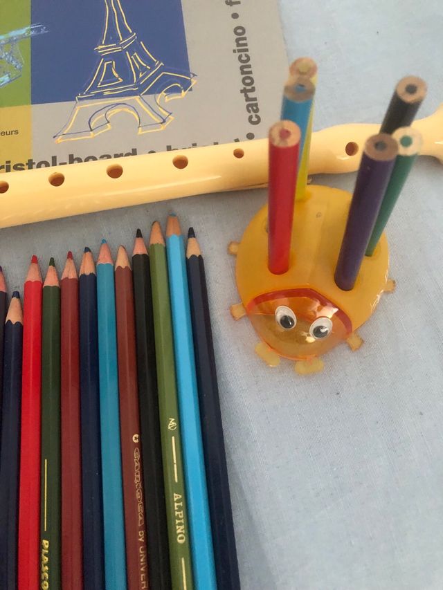 Lotto di materiale scolastico: matite, colla, righelli.