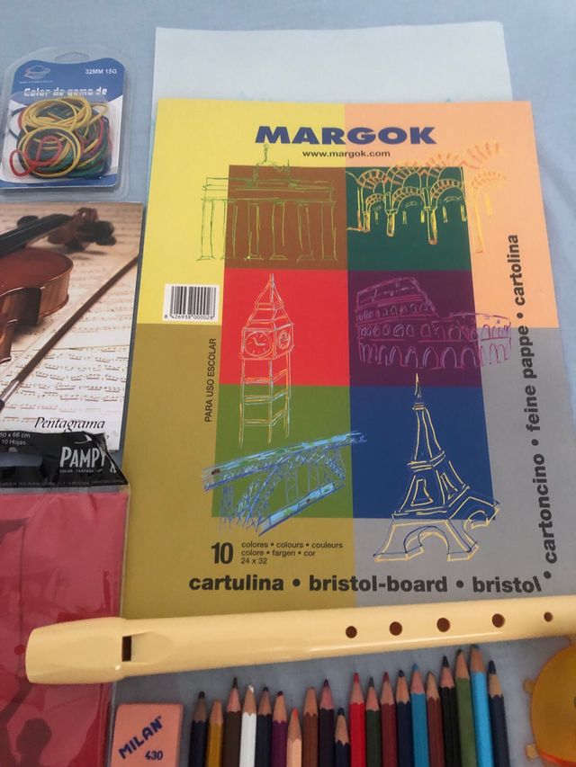 Lotto di materiale scolastico: matite, colla, righelli.