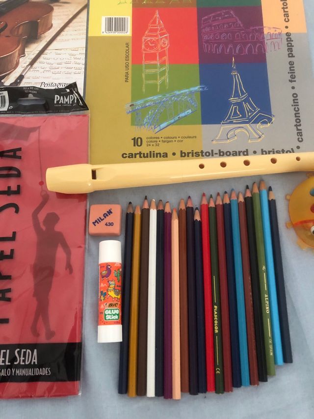 Lotto di materiale scolastico: matite, colla, righelli.