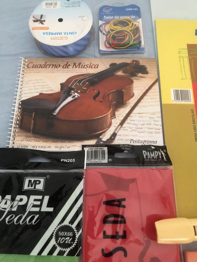 Lotto di materiale scolastico: matite, colla, righelli.