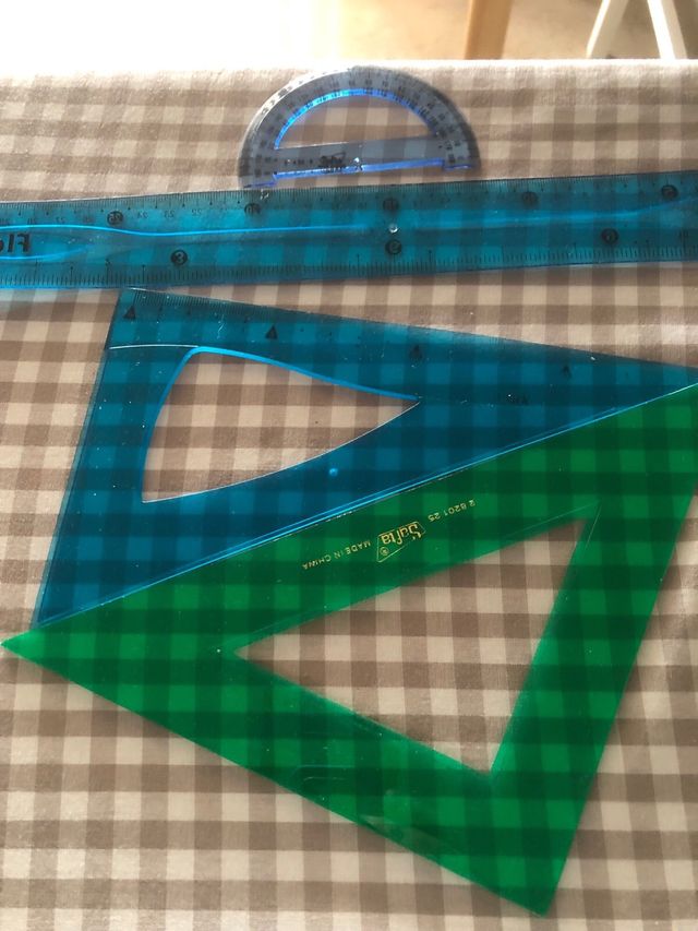 Lotto di materiale scolastico: matite, colla, righelli.