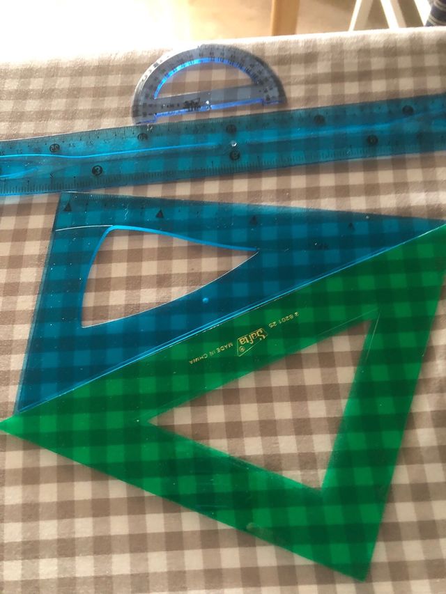 Lotto di materiale scolastico: matite, colla, righelli.