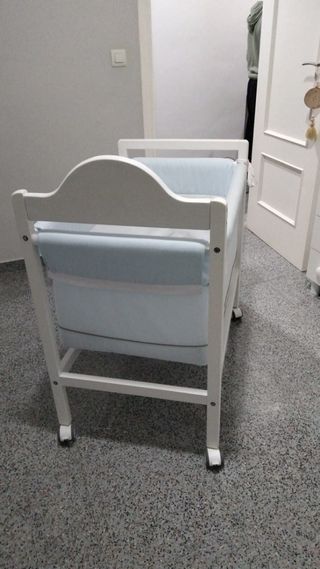 Minicuna blanca con peluche de conejo