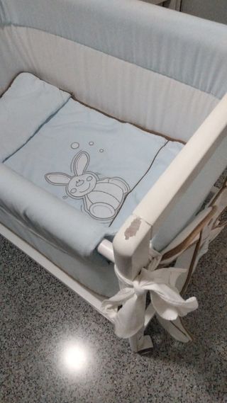 Minicuna blanca con peluche de conejo