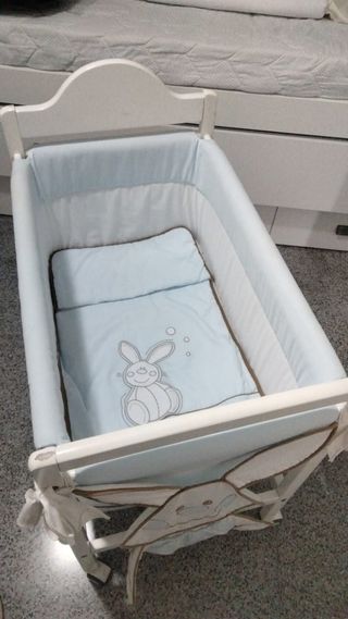 Minicuna blanca con peluche de conejo