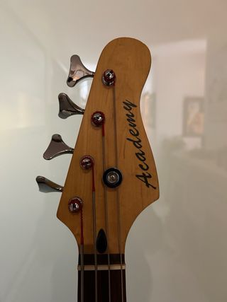 Bajo +Amplificador con funda y cinta