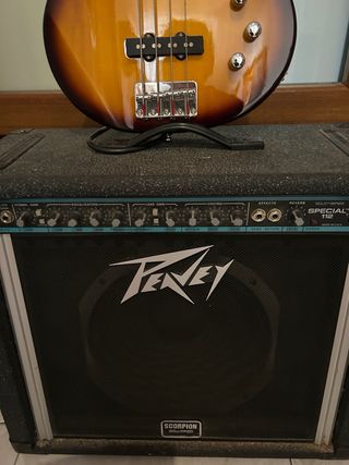 Bajo +Amplificador con funda y cinta