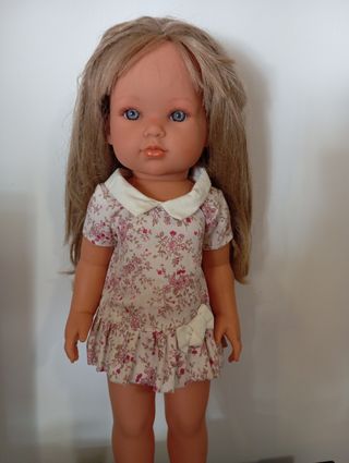 Muñeca con vestido floral