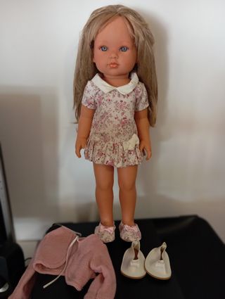 Muñeca con vestido floral