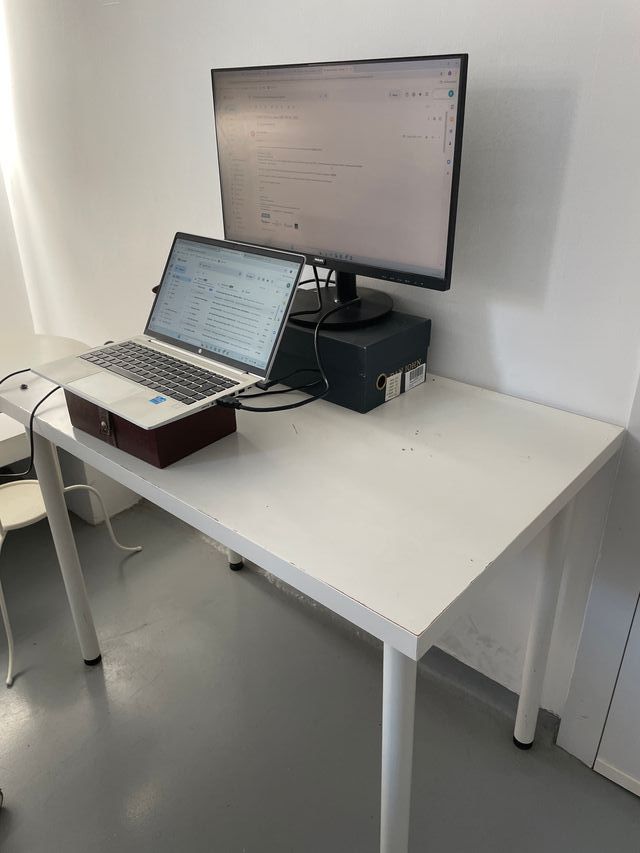 Escritorio blanco y de madera