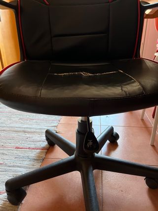 Silla Gamer XTR Negra con Detalles Rojos
