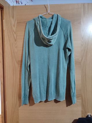 Jersey verde cuello vuelto desgastado