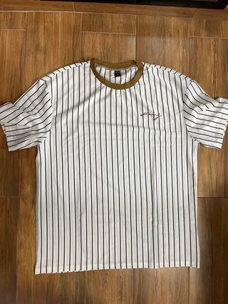 Camisa de rayas blancas y negras