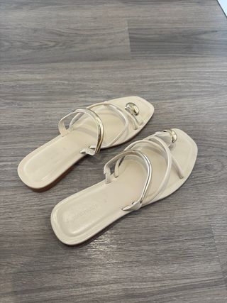 Sandalias Stradivarius Beige y Doradas