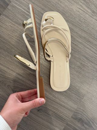 Sandalias Stradivarius Beige y Doradas