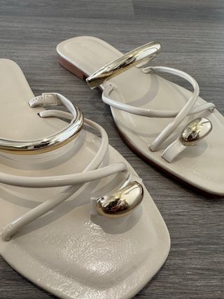Sandalias Stradivarius Beige y Doradas