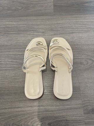 Sandalias Stradivarius Beige y Doradas