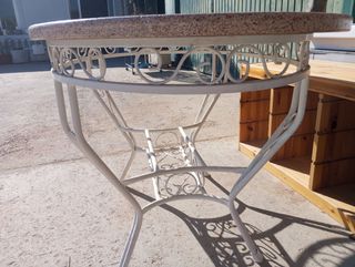 Mesa de patio redonda de piedra y metal