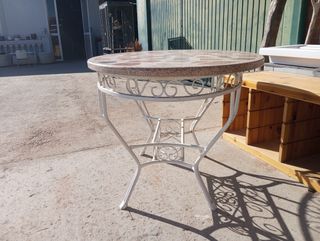 Mesa de patio redonda de piedra y metal