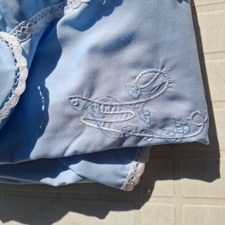 Camisón bordado con encaje,manga larga.