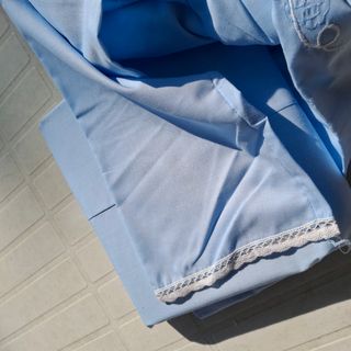 Camisón bordado con encaje,manga larga.