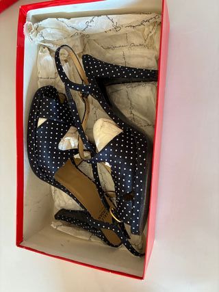 Zapatos de tacón Charles Jourdan lunares