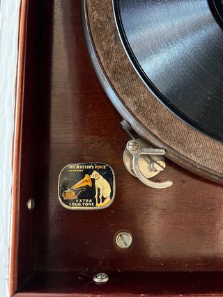 Gramófono antiguo blanco con detalles rojos