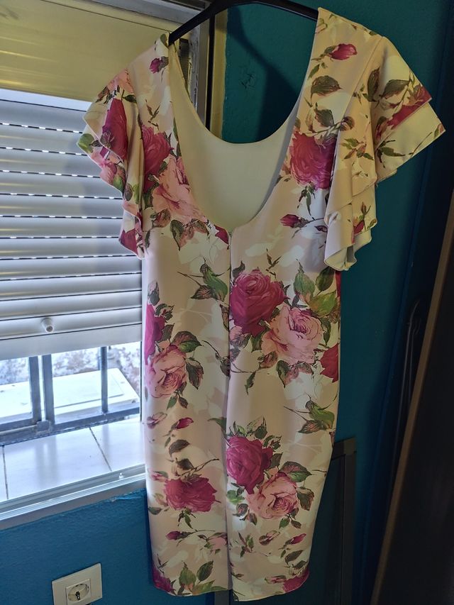 Vestido floral rosa y verde elastano. Forrado .