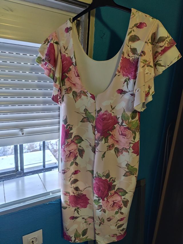 Vestido floral rosa y verde elastano. Forrado .