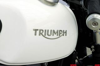 TRIUMPH THRUXTON 1200