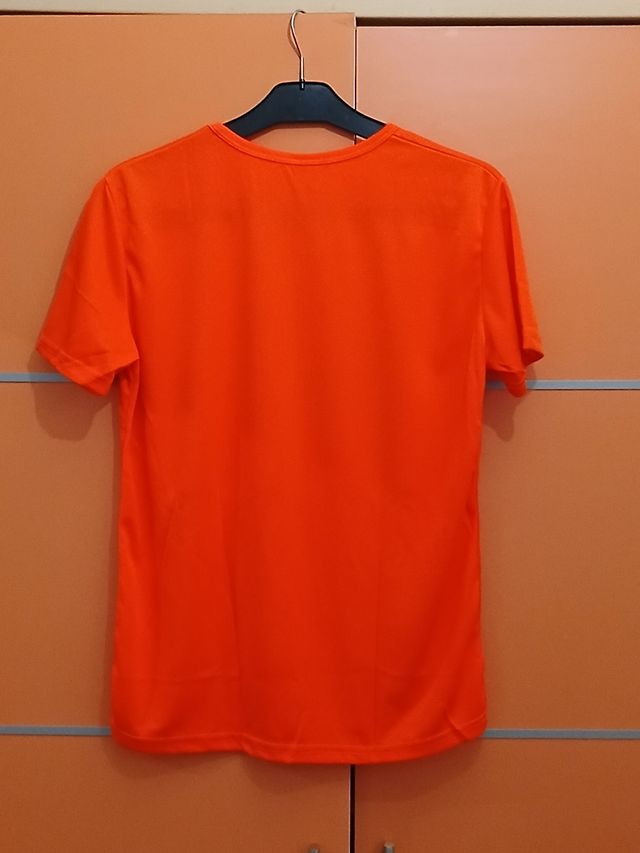 Camiseta naranja con mariposas corazón Talla L