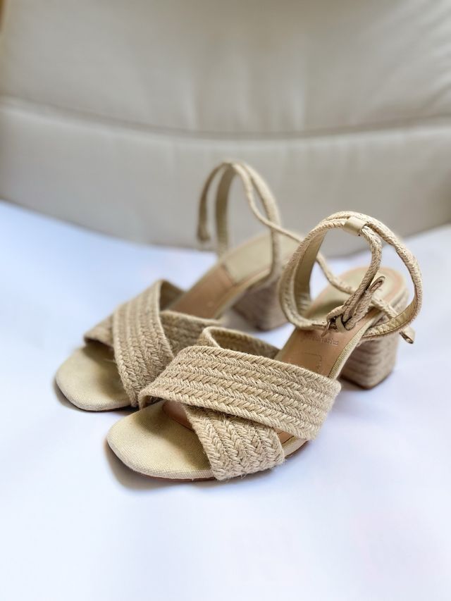 Sandalias de tacón de rafia beige
