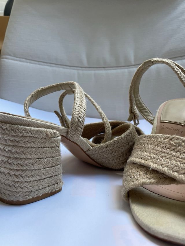 Sandalias de tacón de rafia beige