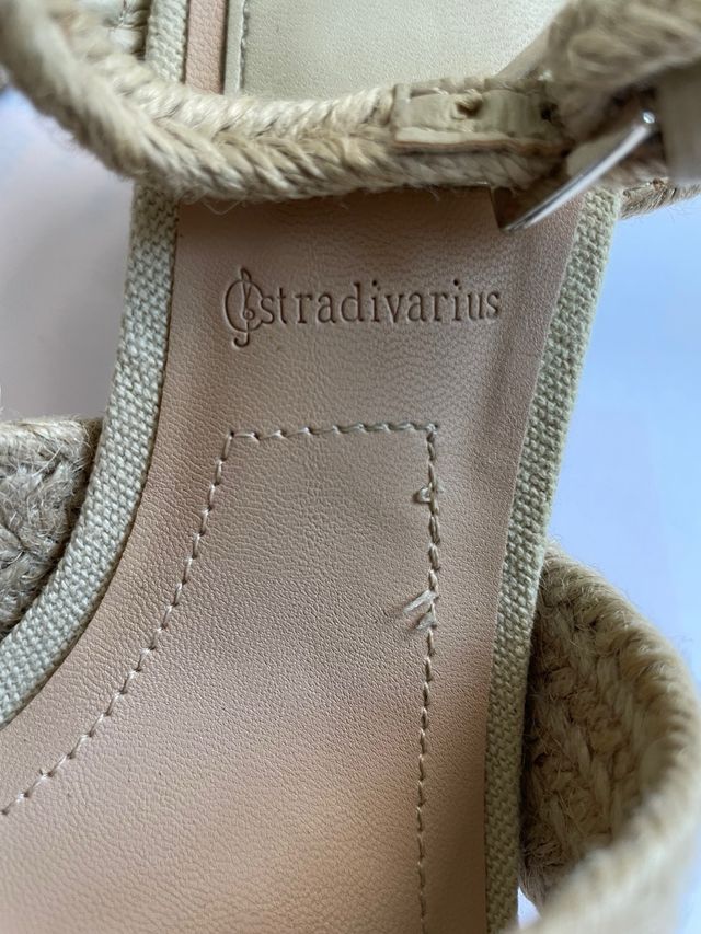 Sandalias de tacón de rafia beige