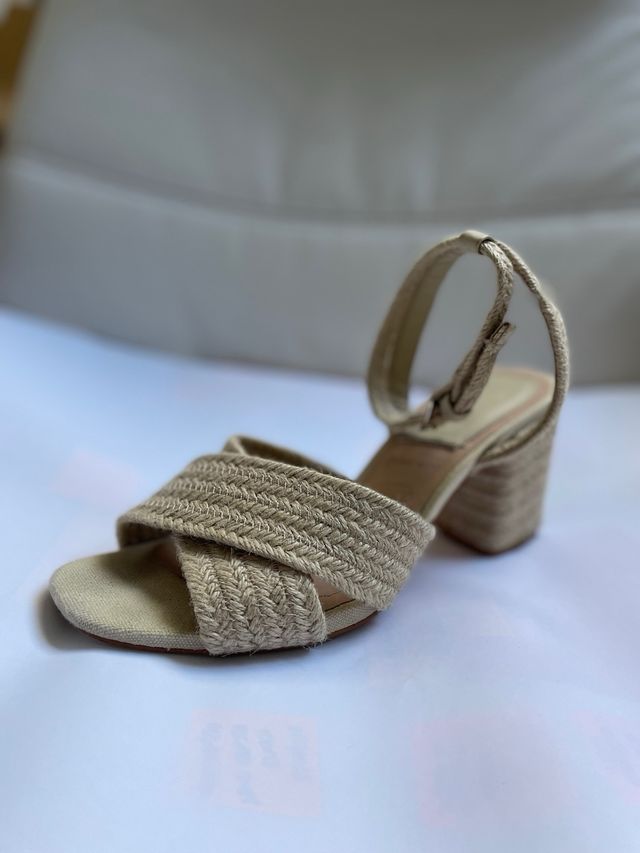 Sandalias de tacón de rafia beige