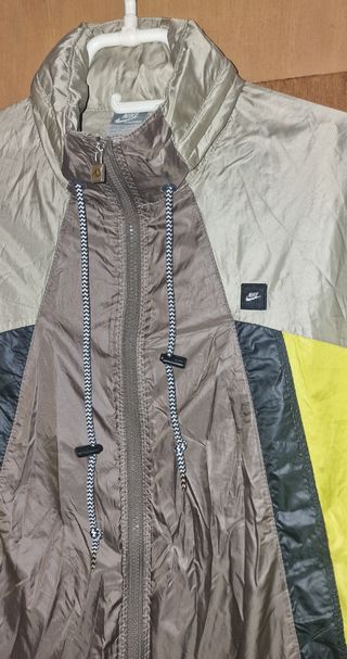Casaco corta vento Nike unissexo bege e amarelo