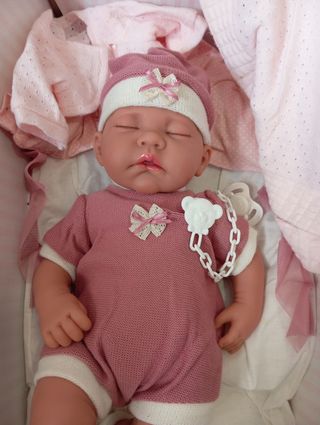Muñeca bebé con chupete