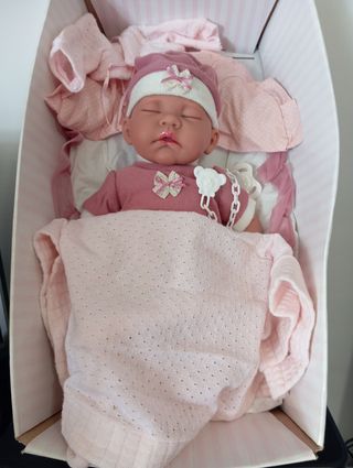 Muñeca bebé con chupete
