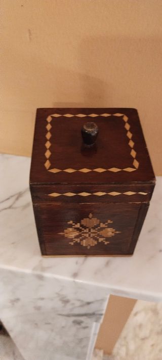 Caja de madera artesanal decorada vintage