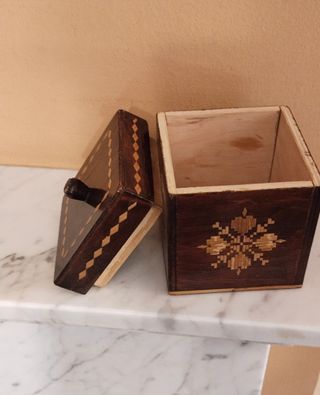 Caja de madera artesanal decorada vintage