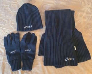 Gorro, guantes y bufanda Asics azul grisáceo .