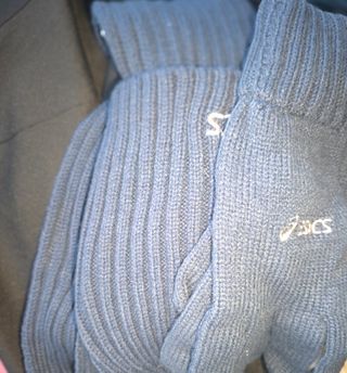 Gorro, guantes y bufanda Asics azul grisáceo .