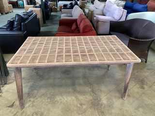 Mesa de comedor de ratán y madera