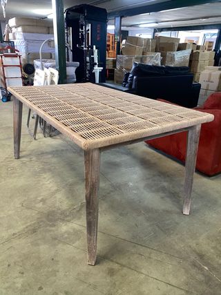 Mesa de comedor de ratán y madera