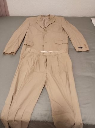 Traje de chaqueta y pantalón beige