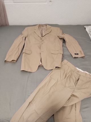 Traje de chaqueta y pantalón beige